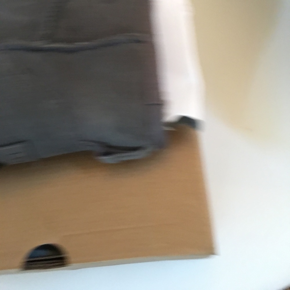 SOLD❤️UGG Mini NIB - Picture 2 of 3
